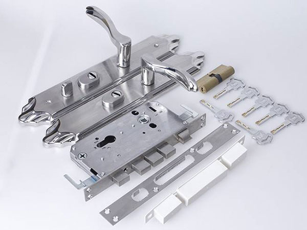 鞍山上门换锁（配汽车钥匙多少钱）